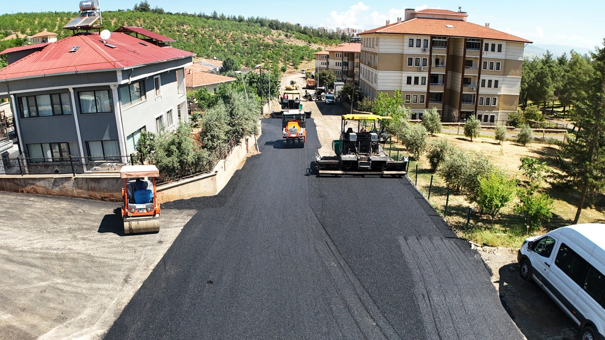Büyükşehir’den Türkoğlu’na Ulaşım Hamlesi: Cumhuriyet Mahallesi’nde Yol Atağı