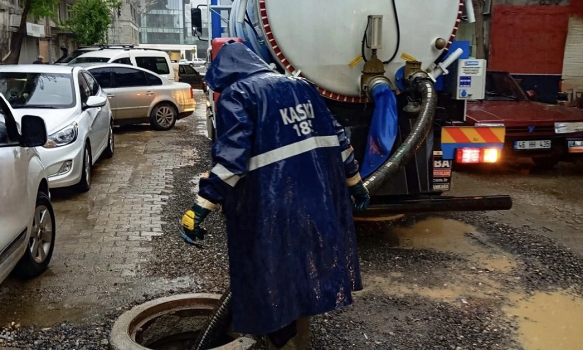 B&uuml;y&uuml;kşehir&rsquo;den Yağış Sonrası Arterlere Anında M&uuml;dahale