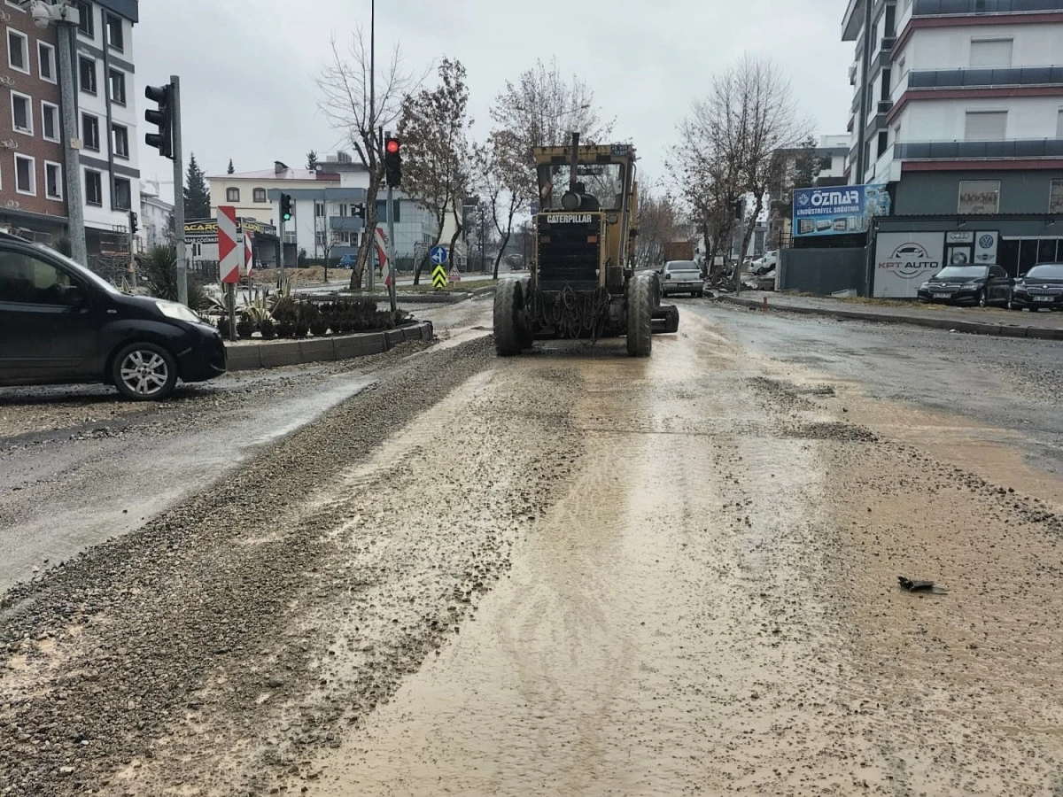 B&uuml;y&uuml;kşehir&rsquo;den Yağış Sonrası Yollardaki Bozulmalara Hızlı M&uuml;dahale