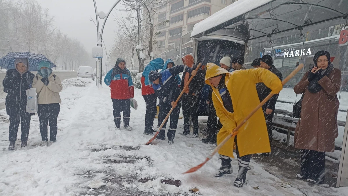 B&uuml;y&uuml;kşehir&rsquo;den Yaya Yollarında Kar Temizliği