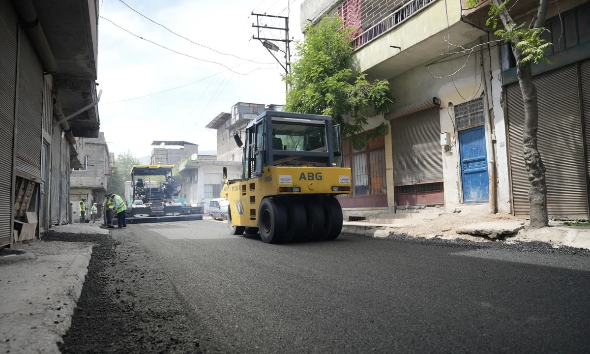 B&uuml;y&uuml;kşehir&rsquo;den Yeni Haftada 17 Noktada Asfalt Mesaisi