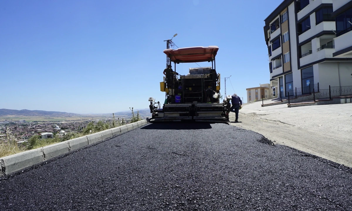 B&uuml;y&uuml;kşehir&rsquo;in Aslanbey Mahallesi&rsquo;ndeki Asfalt Mesaisi S&uuml;r&uuml;yor