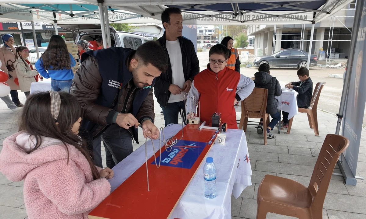 B&uuml;y&uuml;kşehir&rsquo;in Bilim Otob&uuml;s&uuml; Gen&ccedil;leri Uygulamalı Etkinliklerle Buluşturdu