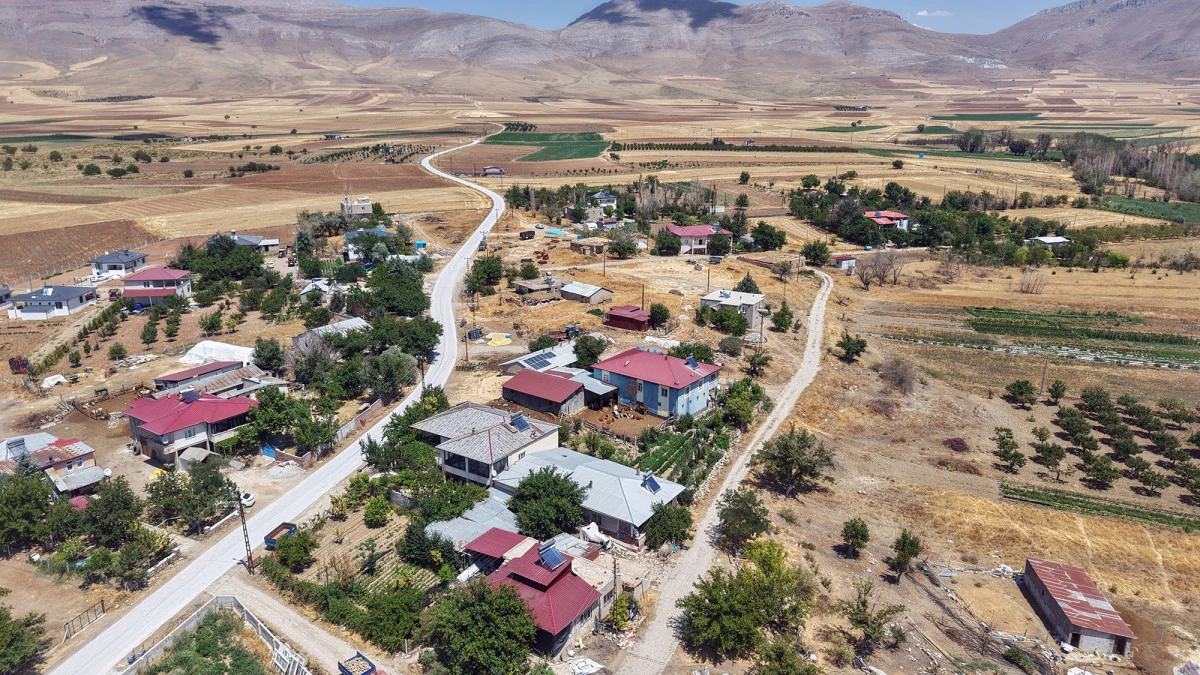 Büyükşehir’in Ekinözü’nde ulaşım yatırımları devam ediyor