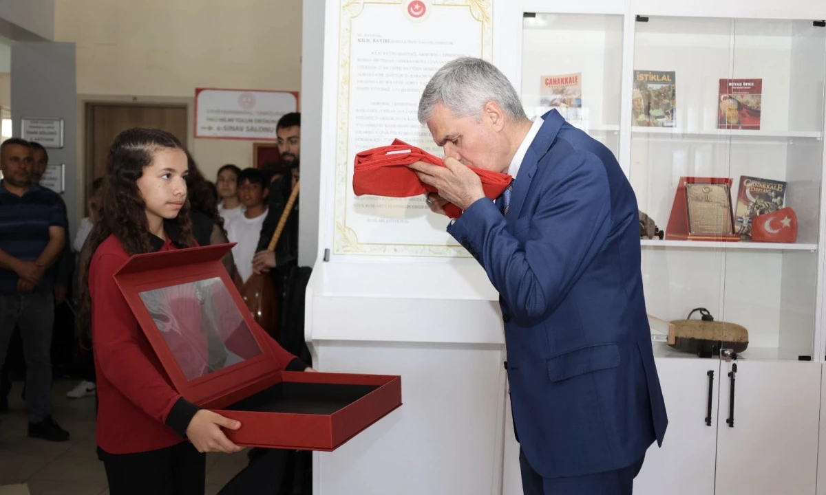 &Ccedil;anakkale&rsquo;den Gelen Bayrak Okuluna T&ouml;renle Teslim Edildi