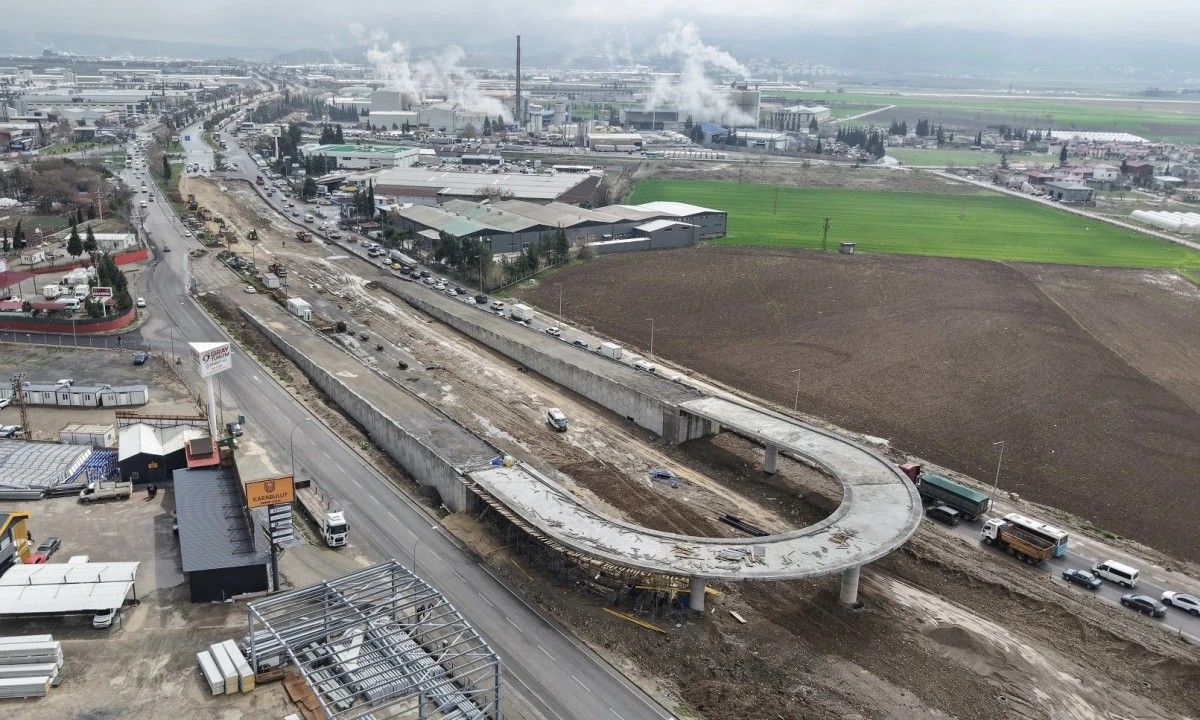 &Ccedil;evre Yolu&rsquo;nda Ulaşımı Rahatlatacak Kavşak Hızla Y&uuml;kseliyor