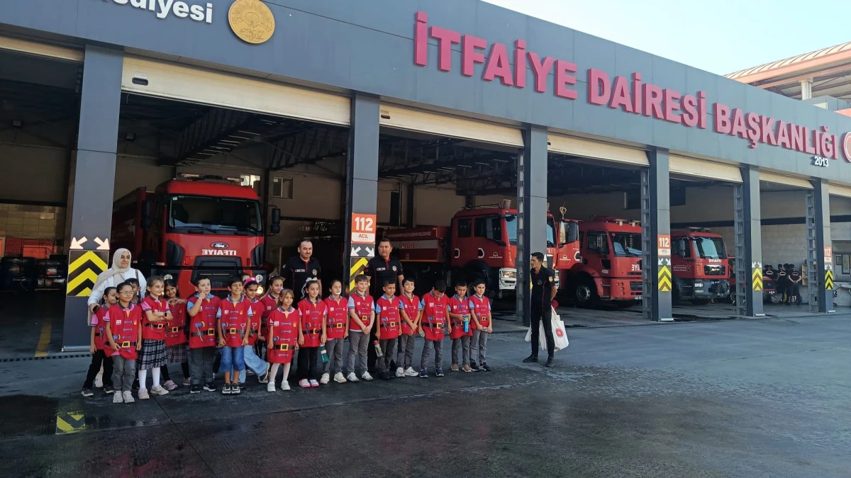 Çocuklar İtfaiye Üniformasıyla Mesleği Yerinde Öğrendi