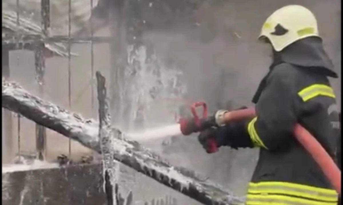 &Ccedil;ukurhisar&rsquo;da Ahır Yangını Korkuttu: İtfaiye Alevleri B&uuml;y&uuml;meden S&ouml;nd&uuml;rd&uuml;