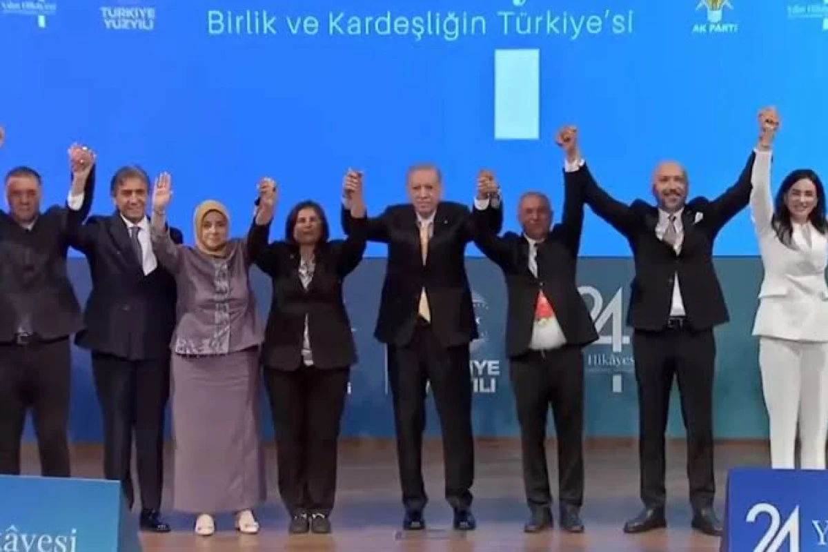 Cumhurbaşkanı Erdoğan, AK Parti’nin 24. Kuruluş Yıl Dönümünde Parti Rozetlerini Taktı