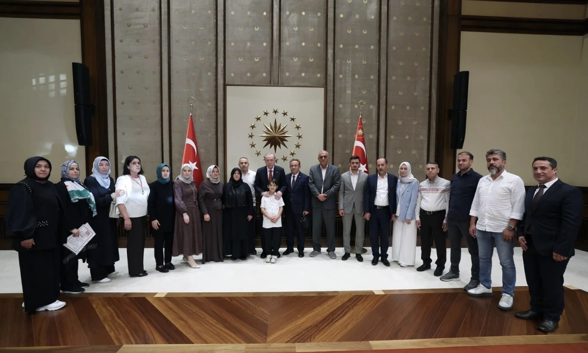 Cumhurbaşkanı Erdoğan, Ayla Kara ve &Ouml;ğrencilerin Ailelerini K&uuml;lliye&rsquo;de Kabul Etti
