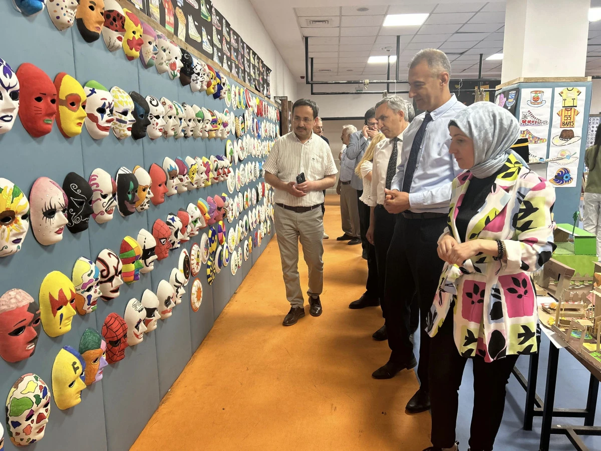Cumhuriyet Ortaokulunda sanat ve tasarım rüzgârı: Öğrenciler yeteneklerini sergiledi