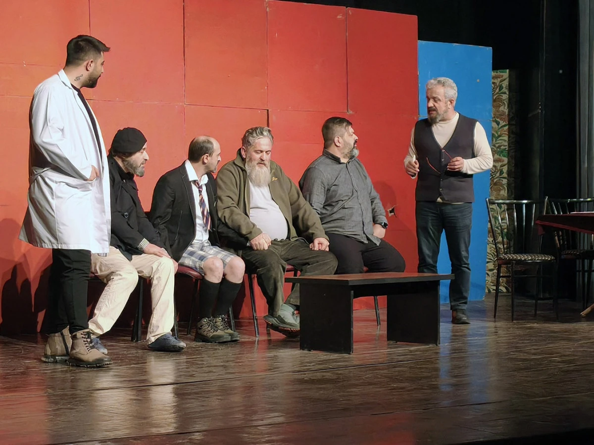 ​ &ldquo;Deliriyorum Haberin Olsun&rdquo; G&ouml;sterisi Tiyatroseverleri Kahkahaya Boğdu