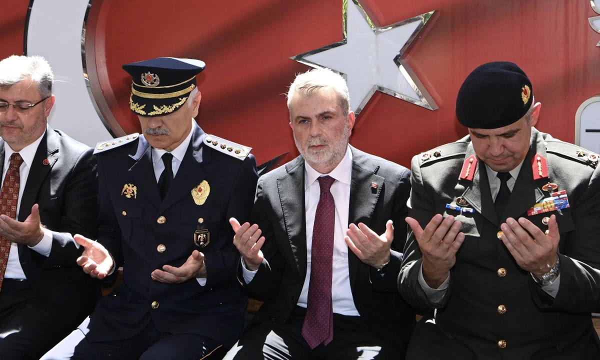 Demokrasi ve Milli Birlik G&uuml;n&uuml;&rsquo;n&uuml;n 10&rsquo;uncu Yılında Aziz Şehitlere Vefa