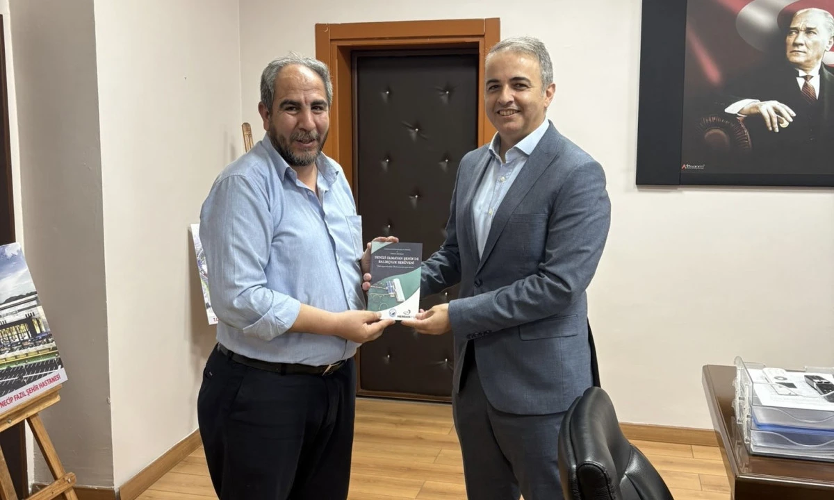 &ldquo;Denizi Olmayan Şehirde Balık&ccedil;ılık&rdquo; Kitabı Dr. &Ouml;zhan Sakı&rsquo;ya Takdim Edildi