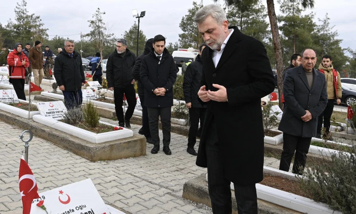 Deprem Şehitleri Kabri Başında Dualarla Yad Edildi