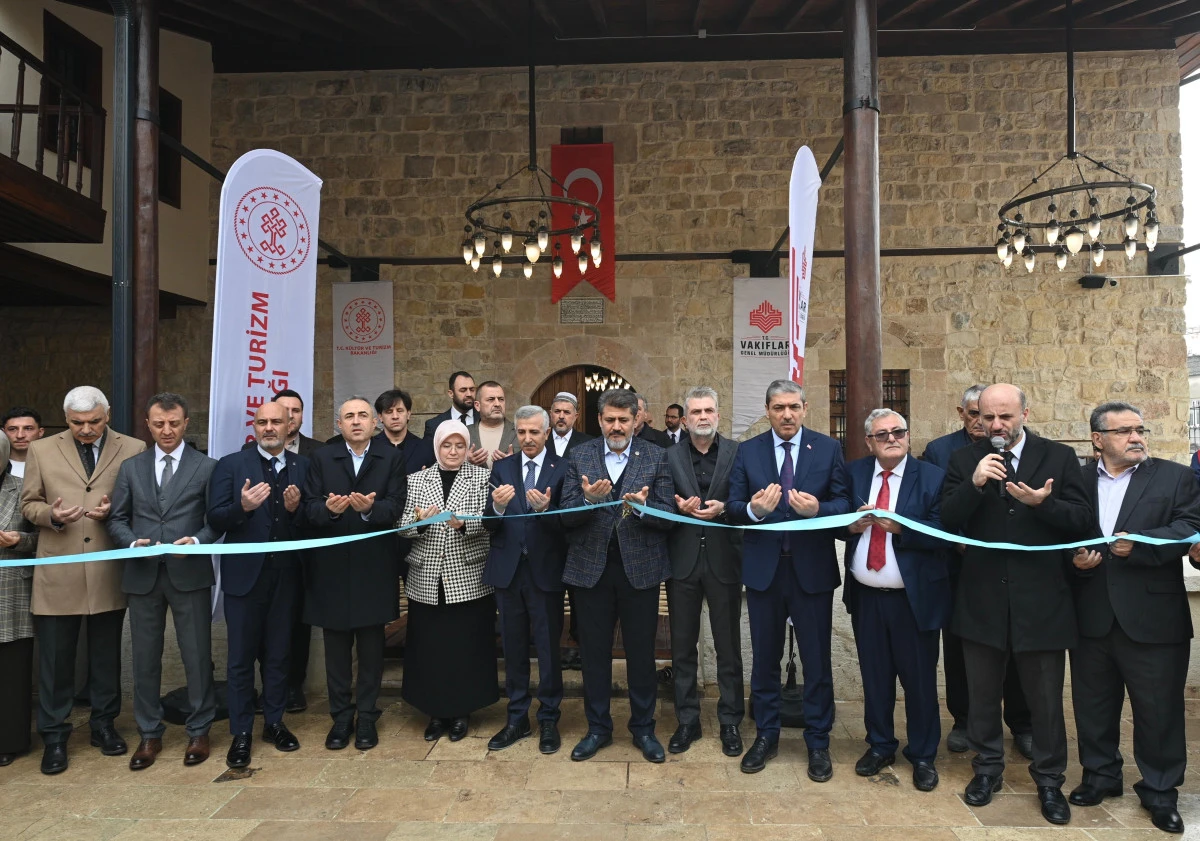 Depremde Ağır Hasar Alan Duraklı Camii, Yeniden İbadete A&ccedil;ıldı
