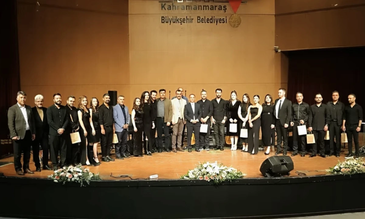 DESEK Orkestrası’ndan Öğretmenler Günü’ne Özel Muhteşem Konserde: Geceye Hediyeleşme ve Sanat Dolu Anlar Damga Vurdu