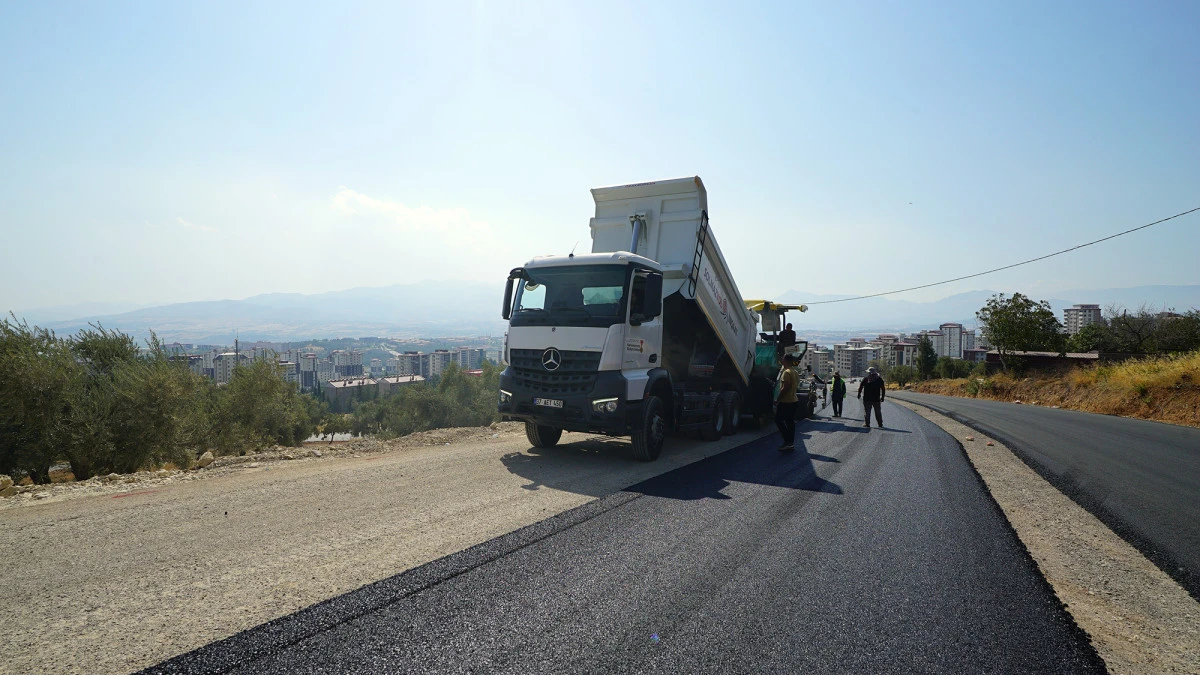 Doğu-Batı ulaşımına nefes olacak g&uuml;zerg&acirc;hta asfalt mesaisi s&uuml;r&uuml;yor