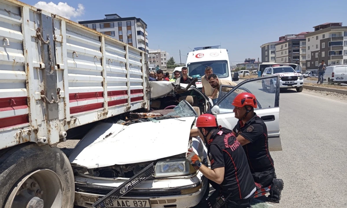 Doğukent&rsquo;te Kamyona Arkadan &Ccedil;arpan Ara&ccedil;ta 2 Kişi Yaralandı