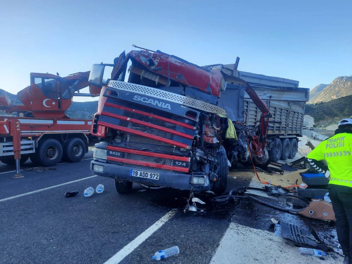 Döngel mevkiinde feci kaza: Kamyon bariyerlere çarpıp devrildi 1 Ölü