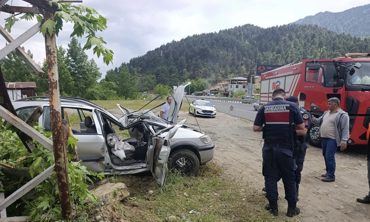 D&ouml;ngel Mevkiinde Trafik Kazası: İtfaiye Ekipleri Yaralıyı Ara&ccedil;tan Kurtardı