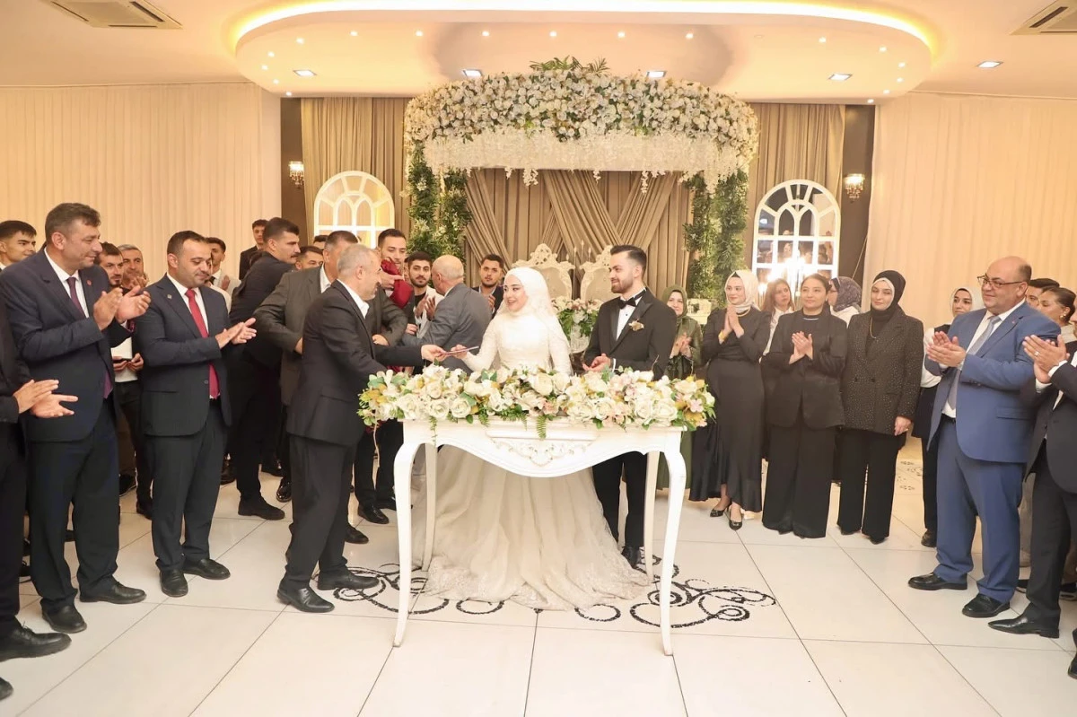 Dulkadiroğlu Belediye Başkanı Mehmet Akpınar’ın Oğlu Muhammed Emin Görkemli Bir Törenle Dünya Evine Girdi