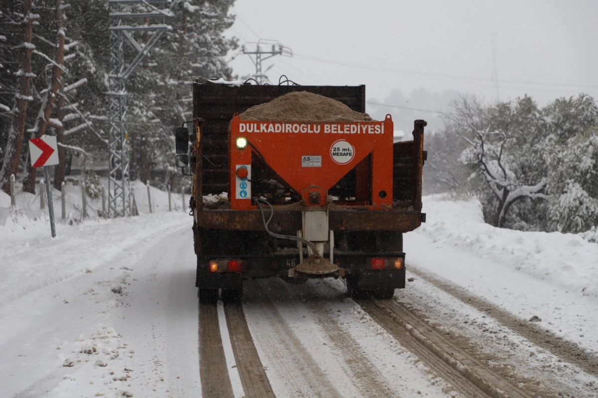 DULKADİROĞLU BELEDİYE: KARLA M&Uuml;CADELE &Ccedil;ALIŞMALARI YOĞUN BİR ŞEKİLDE DEVAM EDİYOR