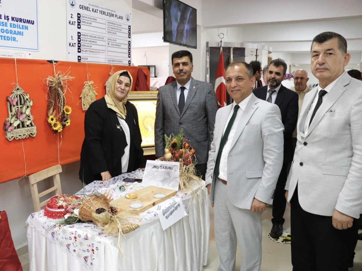 Dulkadiroğlu Halk Eğitimi Merkezi’nde yıl sonu sergisi büyük ilgi gördü