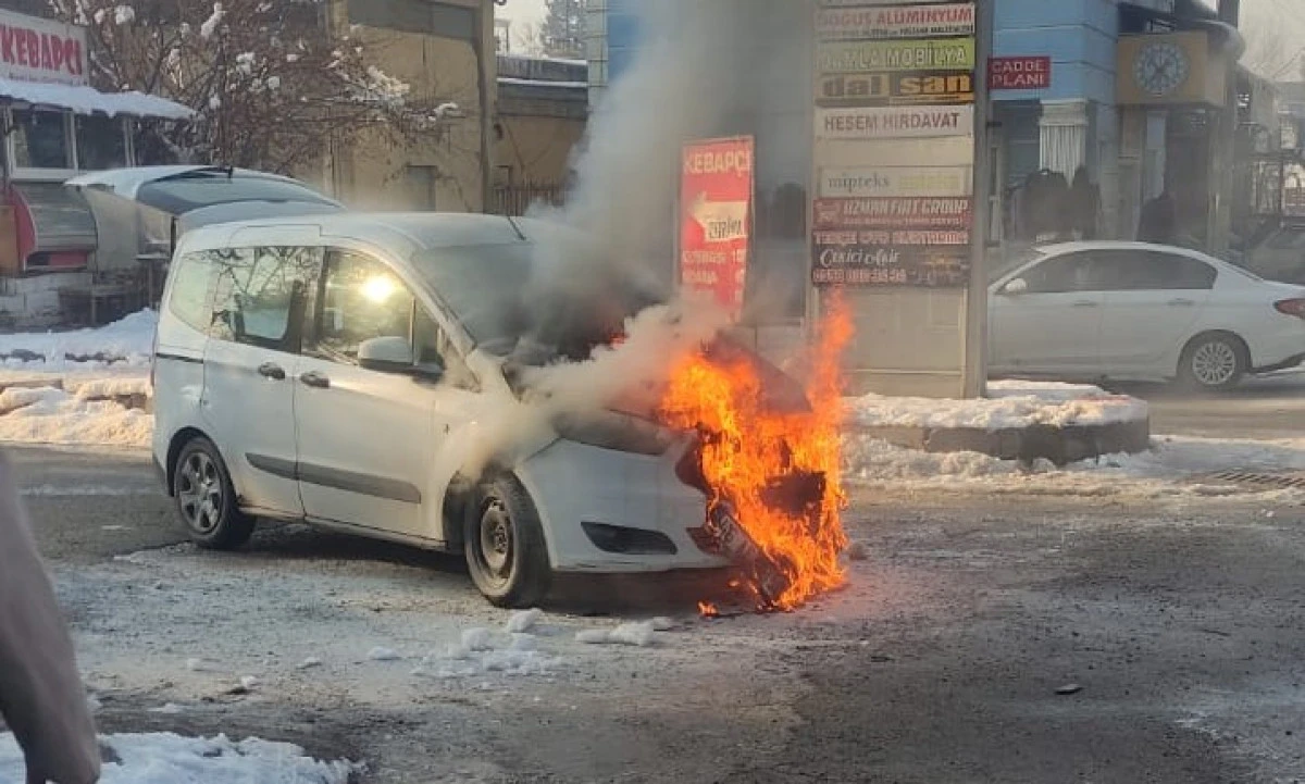 DULKADİROĞLU YENİ SANAYİ SİTESİ&rsquo;NDE ARA&Ccedil; YANGINI: ESNAF TEPKİLİ