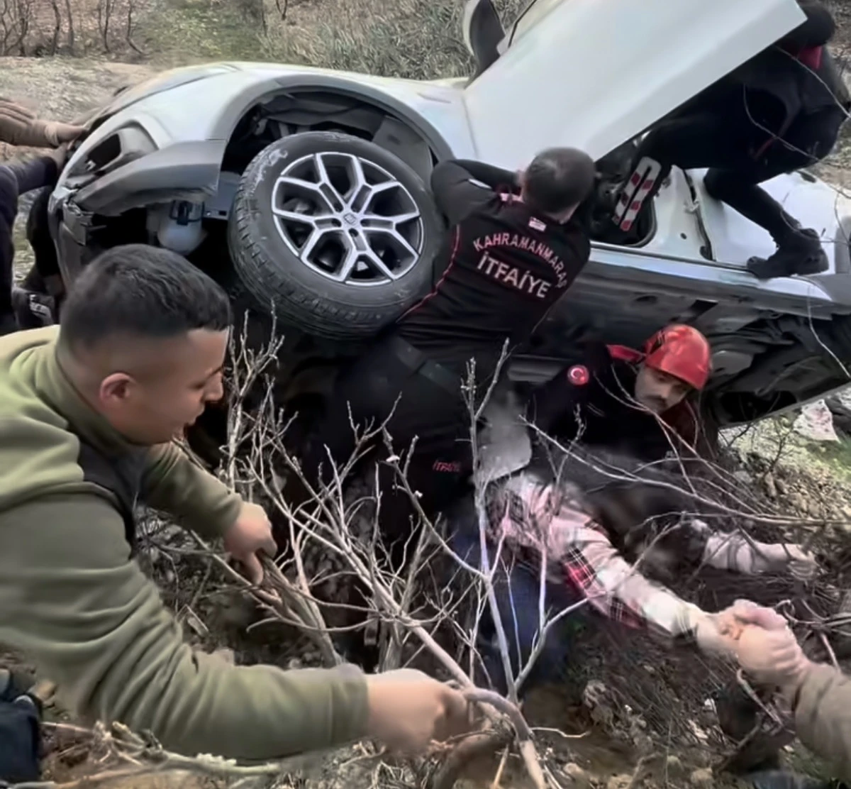 Dulkadiroğlu&rsquo;nda Trafik Kazası: Ara&ccedil;ta Mahsur Kalan 4 Kişi Kurtarıldı
