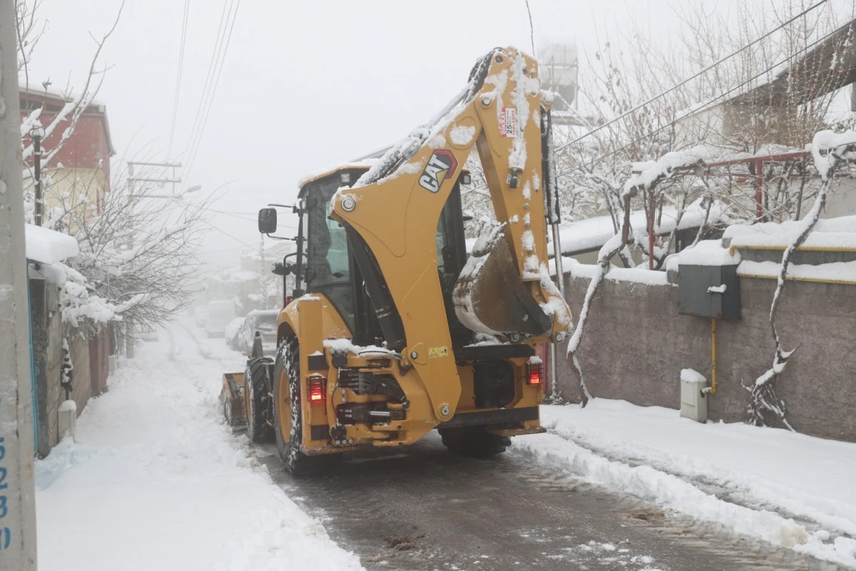 Dulkadiroğlu&rsquo;nda Yoğun Kar Mesaisi: Ekipler 105 Mahallede Sahada