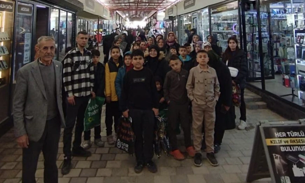 Dumlupınar&rsquo;da Bayram Sevinci Erken Başladı: &Ccedil;ocuklara Bayramlık S&uuml;rprizi