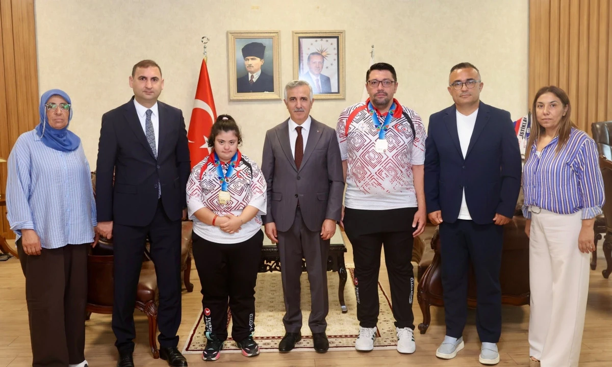 D&uuml;nya Şampiyonu Zeynep Sude Bilginer&rsquo;den Vali &Uuml;nl&uuml;er&rsquo;e Ziyaret