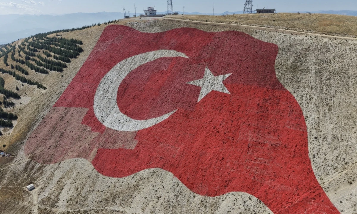 D&uuml;nyanın en b&uuml;y&uuml;k T&uuml;rk Bayrağı, yeniden ilk g&uuml;nk&uuml; g&ouml;rkemine kavuştu   