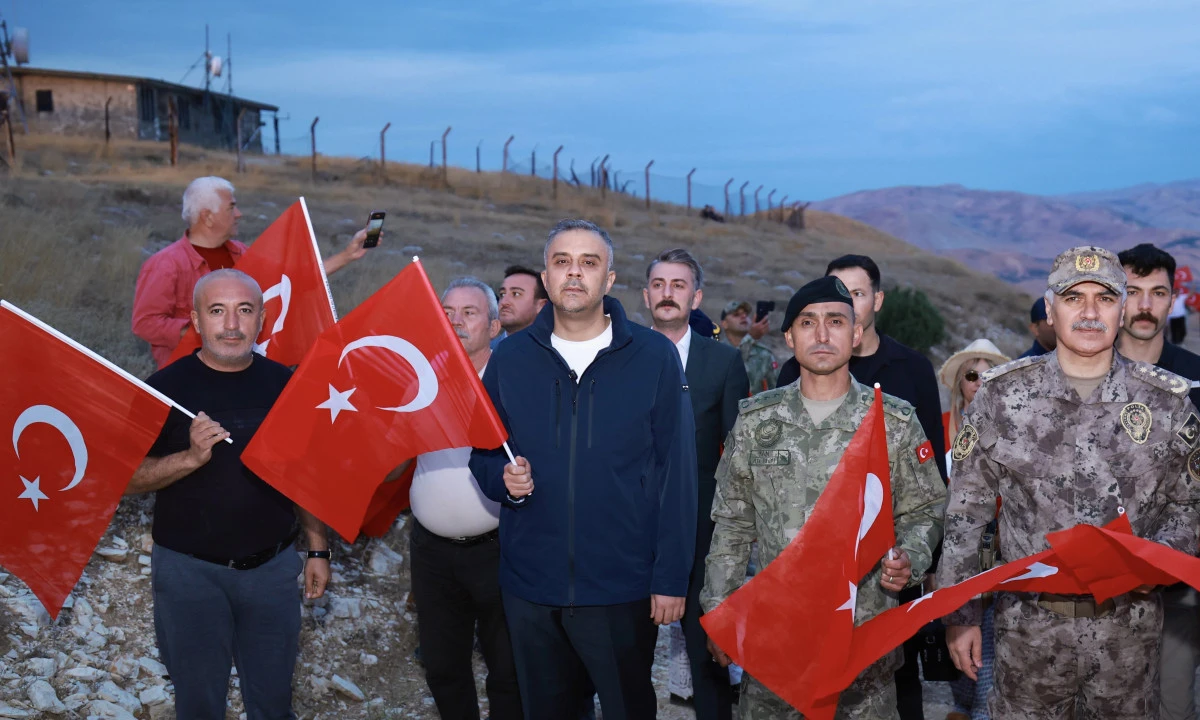 D&uuml;nyanın en b&uuml;y&uuml;k T&uuml;rk bayrağında anlamlı 30 Ağustos Bayrağa Saygı Y&uuml;r&uuml;y&uuml;ş&uuml;