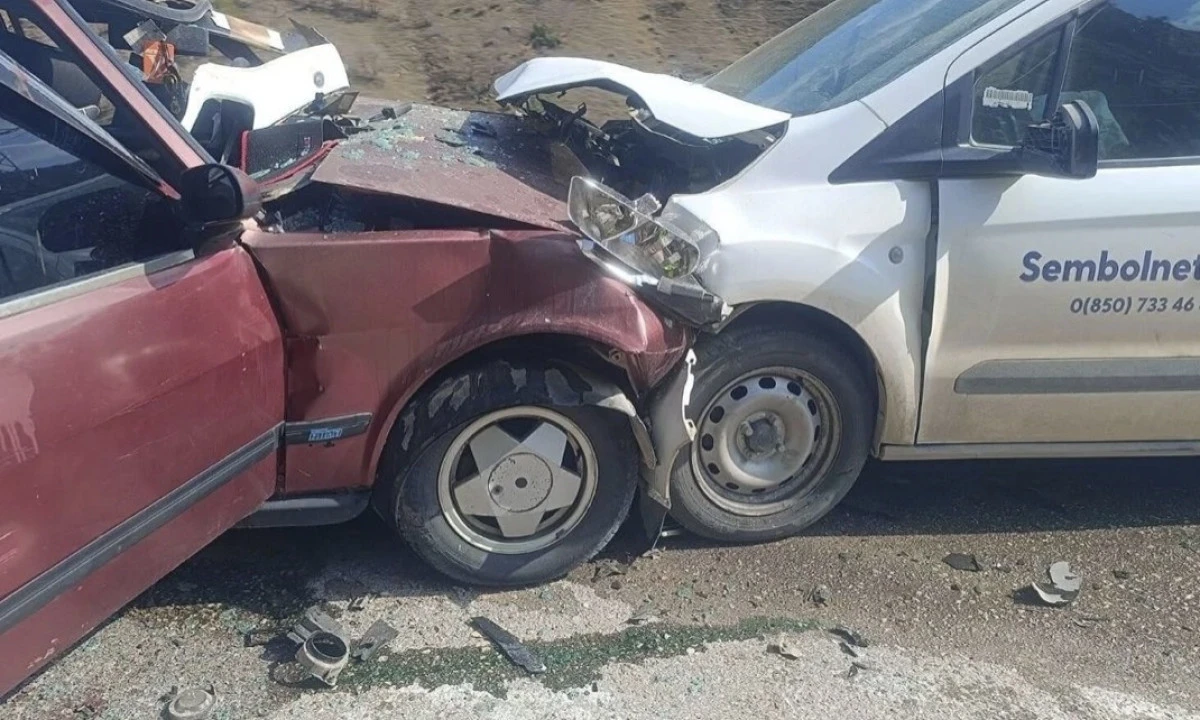 Ekin&ouml;z&uuml;&rsquo;nde Feci Kaza: İki Otomobil Kafa Kafaya &Ccedil;arpıştı, 1 Kişi Hayatını Kaybetti