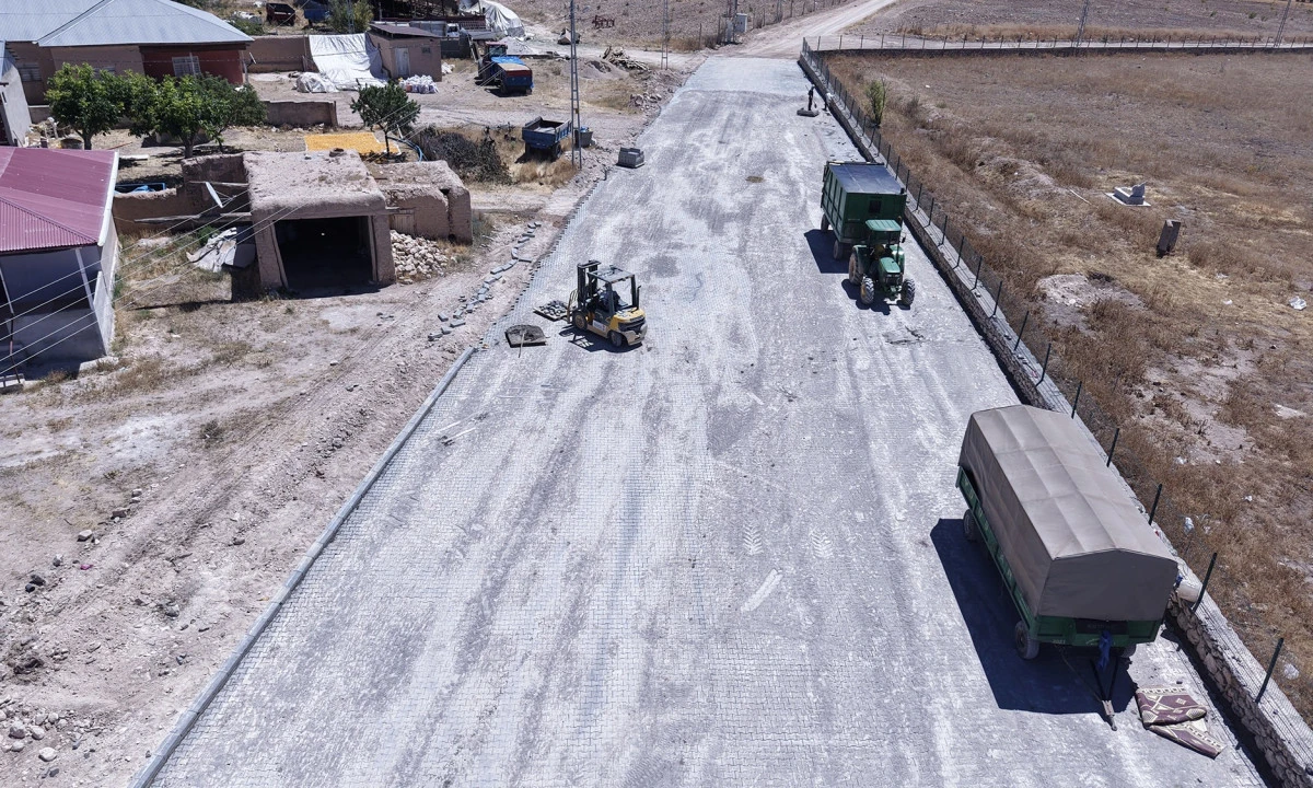 Elbistan İncecik&rsquo;te Mezarlık Yolu Kilit Parkeyle Yeniliyor
