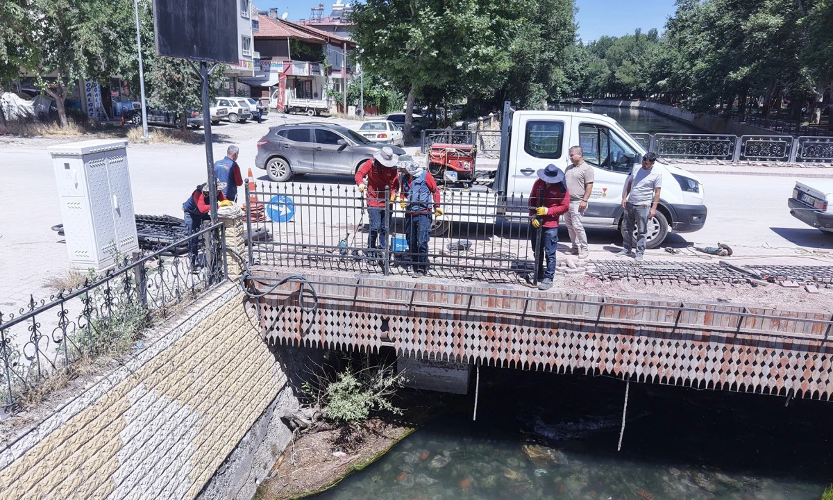 Elbistan&rsquo;daki K&ouml;pr&uuml;ler B&uuml;y&uuml;kşehir&rsquo;in Dokunuşuyla Yenileniyor