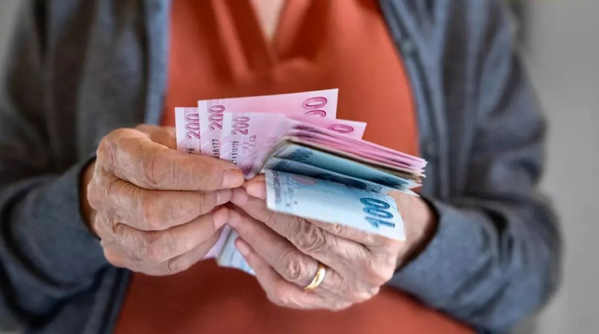 Emeklilere m&uuml;jde! En d&uuml;ş&uuml;k emekli aylığı y&uuml;kseltildi