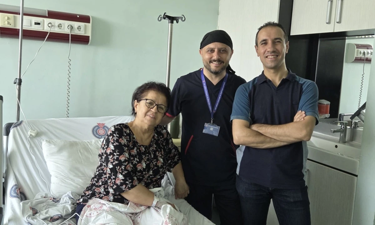 Eski &Ouml;ğrencisi Ameliyat Etti, &Ouml;ğretmeni Sağlığına Kavuştu