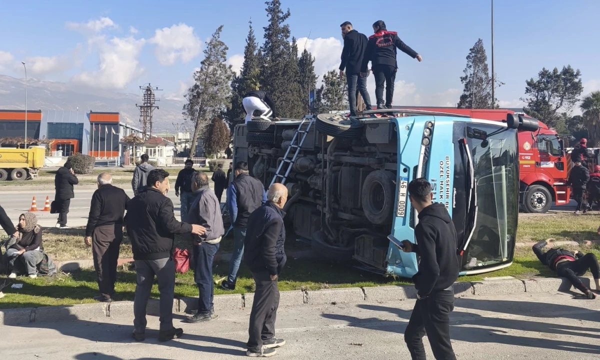 Ey&uuml;psultan Mahallesi&rsquo;nde Zincirleme Trafik Kazası: 17 Kişi Yaralandı