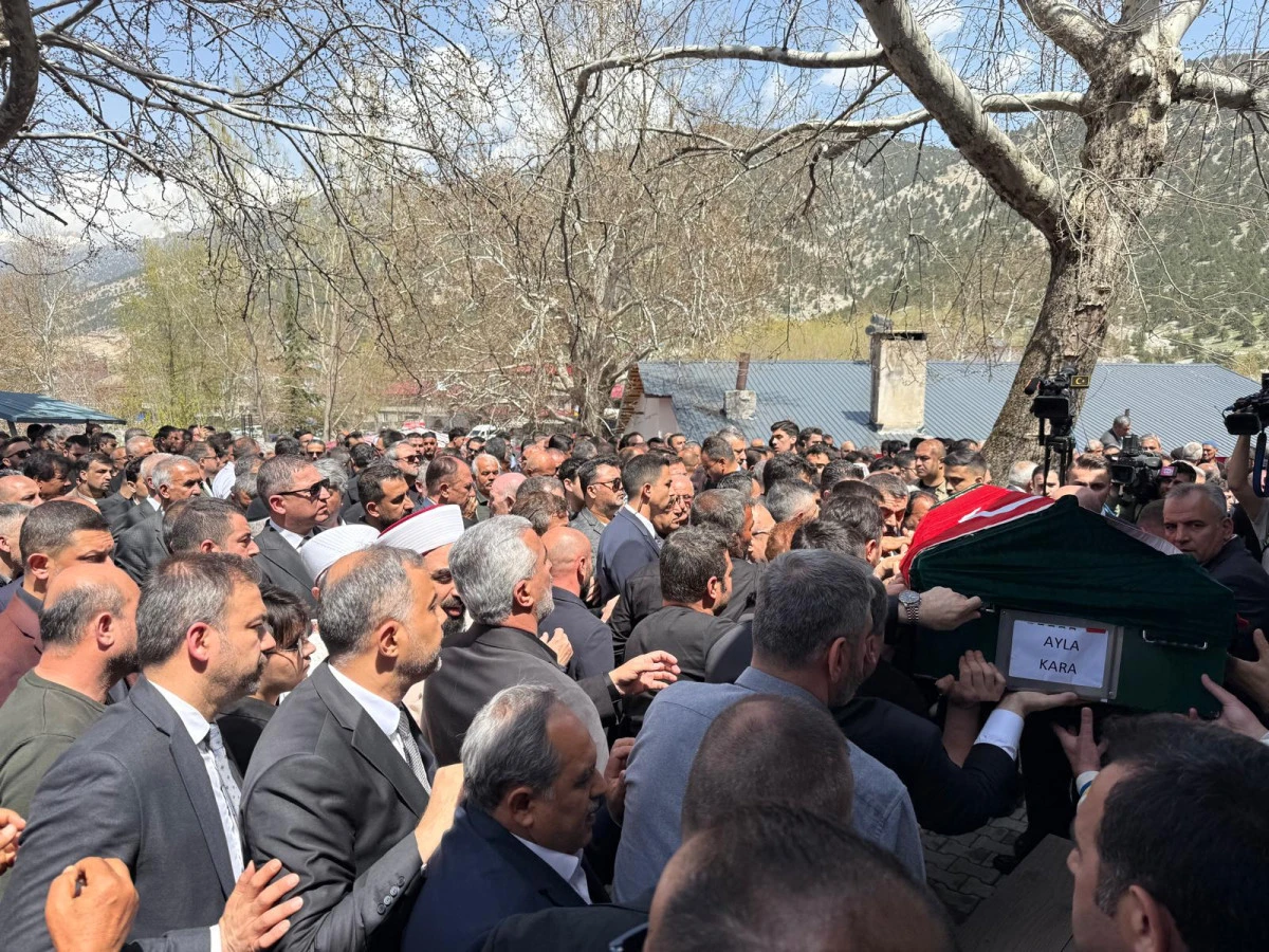 Fedakarlık timsali Ayla &ouml;ğretmen son yolculuğuna uğurlandı