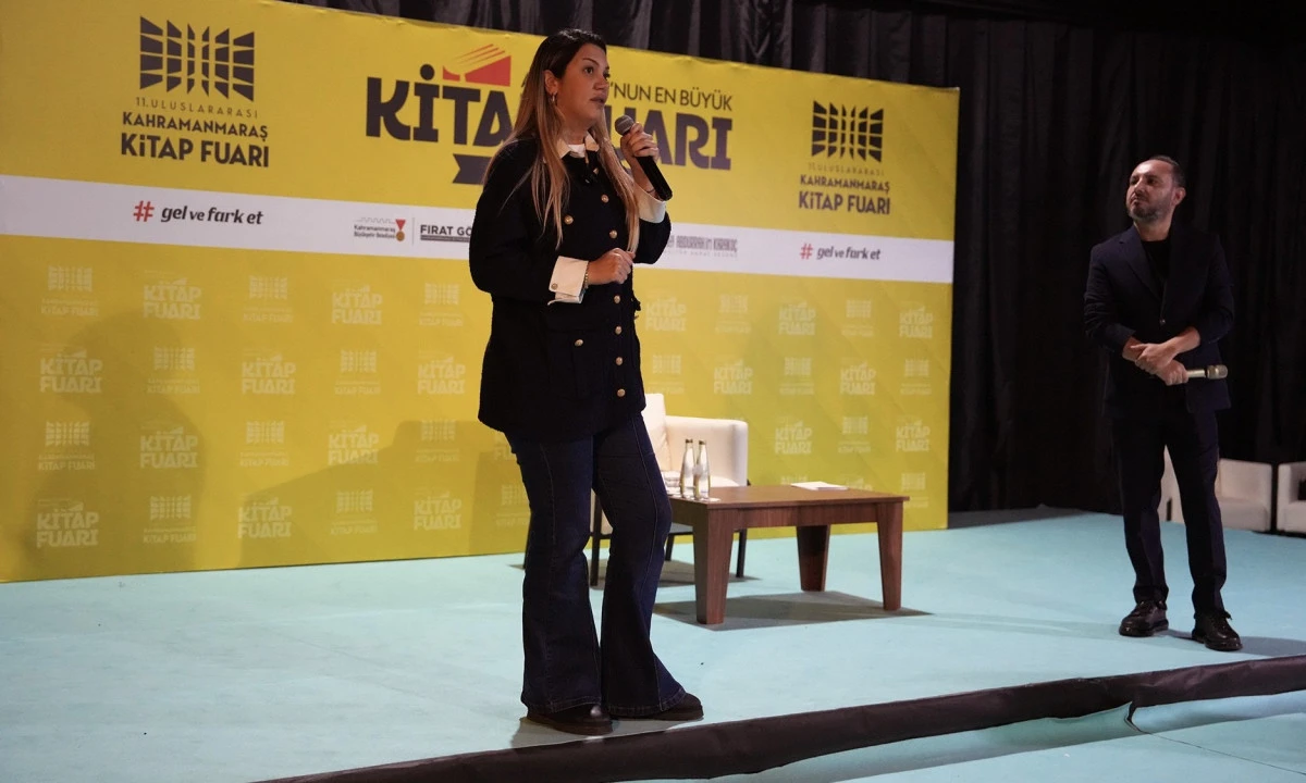 Fulya &Ouml;zt&uuml;rk ve T&uuml;rker Akıncı Kitap Fuarında Sevenleriyle Buluştu