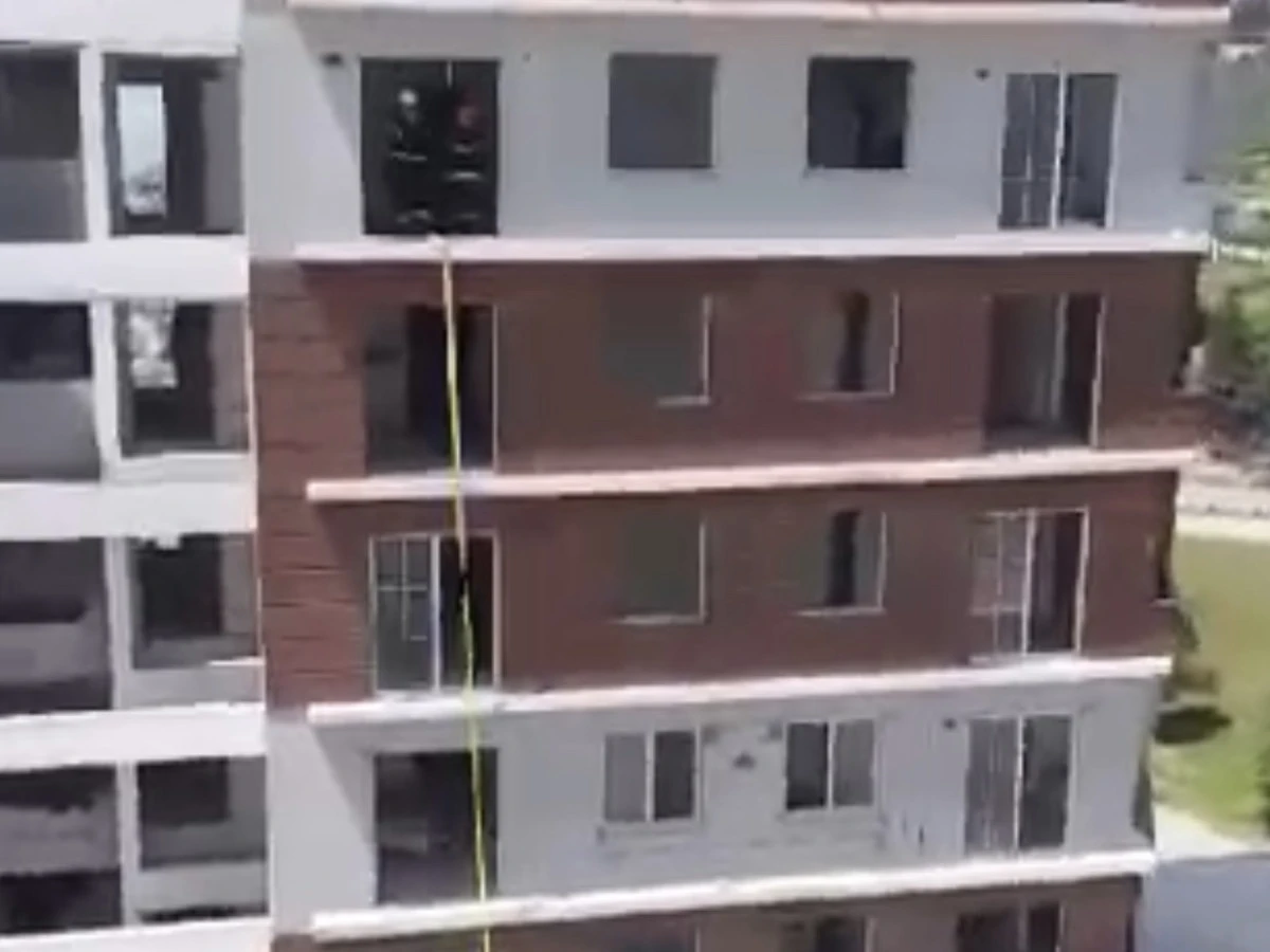 Gayberli Mahallesi’nde ağır hasarlı binada yangın: 5. katta malzeme yakılmış