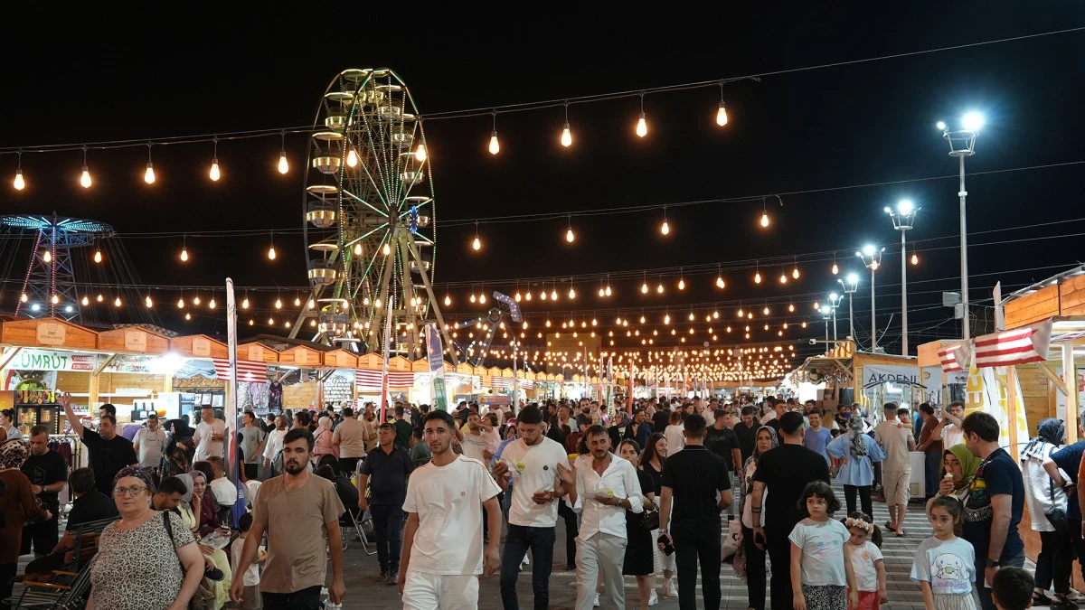 Geleneksel Ağustos Fuarı esnafın y&uuml;z&uuml;n&uuml; g&uuml;ld&uuml;rd&uuml;