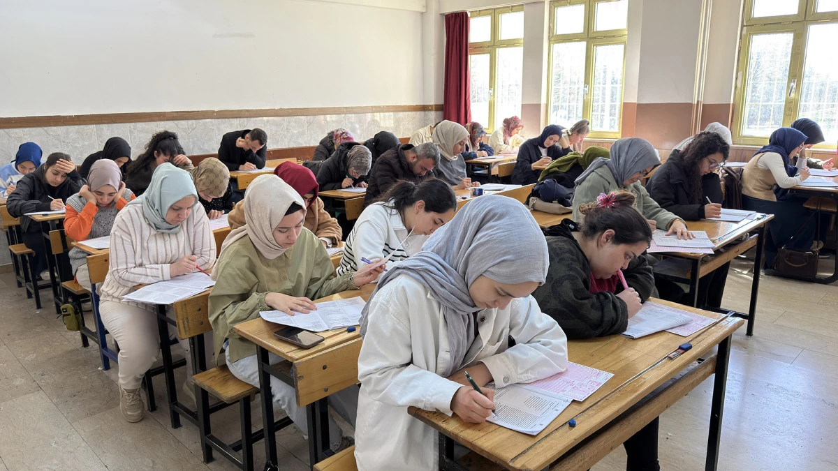 Gen&ccedil;ler, ger&ccedil;ek sınav atmosferini yaşadı; B&uuml;y&uuml;kşehir&rsquo;in deneme sınavına yoğun ilgi
