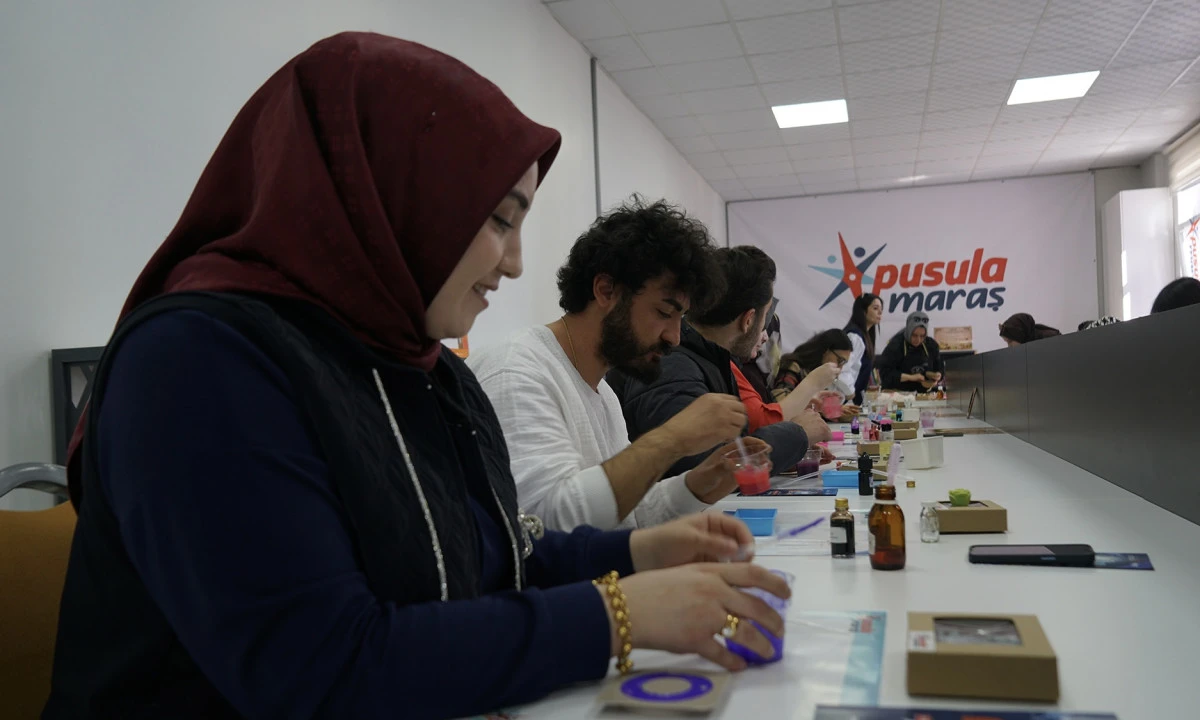 Gen&ccedil;ler Pusula Maraş&rsquo;ın At&ouml;lyesinde Hem &Ouml;ğrendi Hem &Uuml;retti