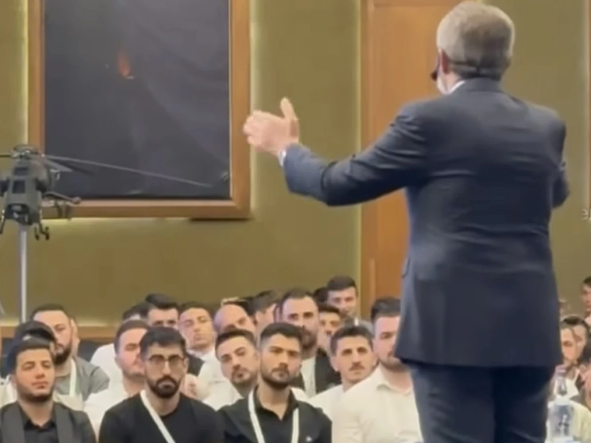 Gençlerden Mahir Ünal’a Ayakta Alkışlı Destek
