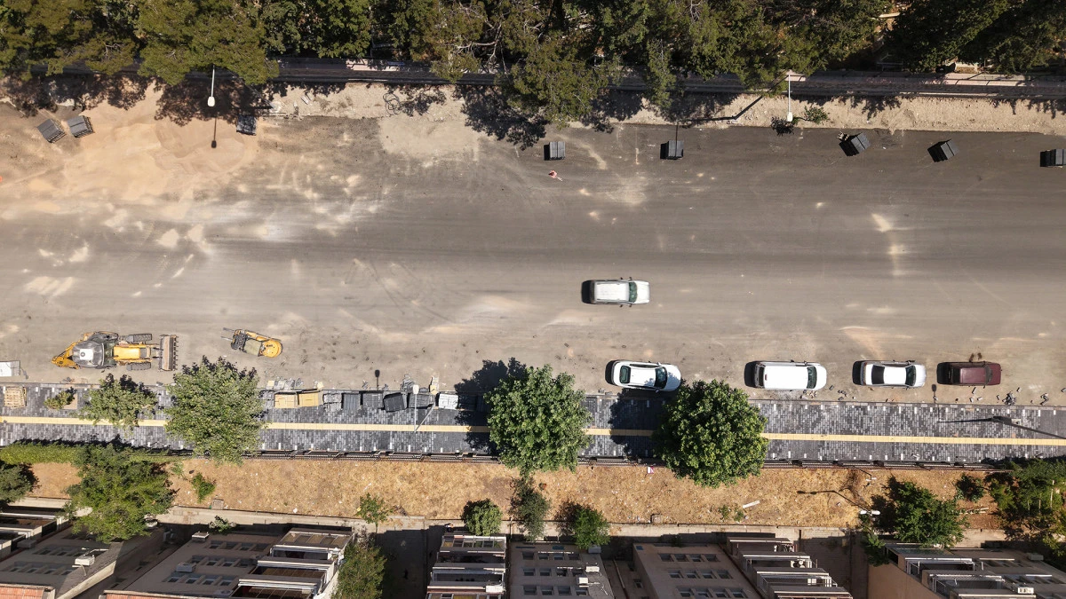 Girne Caddesi&rsquo;nde D&ouml;n&uuml;ş&uuml;m S&uuml;r&uuml;yor; Asfaltın Ardından Y&uuml;r&uuml;y&uuml;ş Yolları Yapılıyor