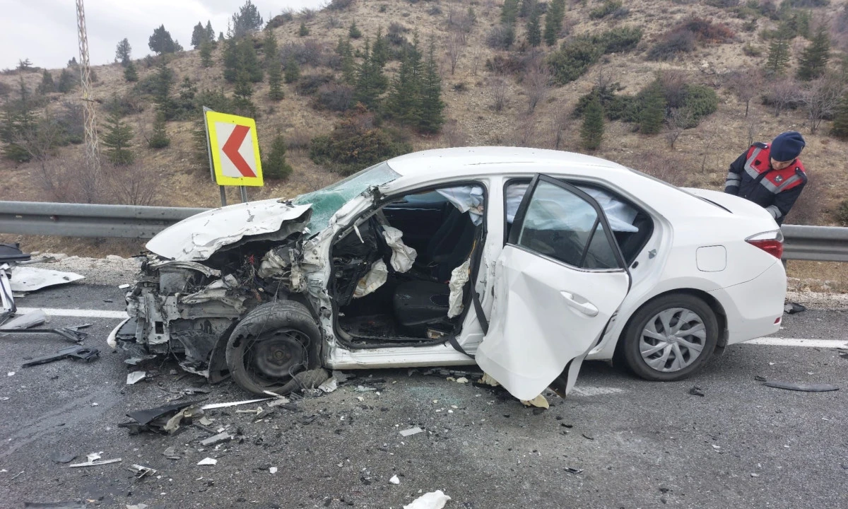 G&ouml;ksun Arslanbey &Ccedil;iftliği T&uuml;nel &Ccedil;ıkışında &Ccedil;ift Taraflı Kaza: 2 Yaralı